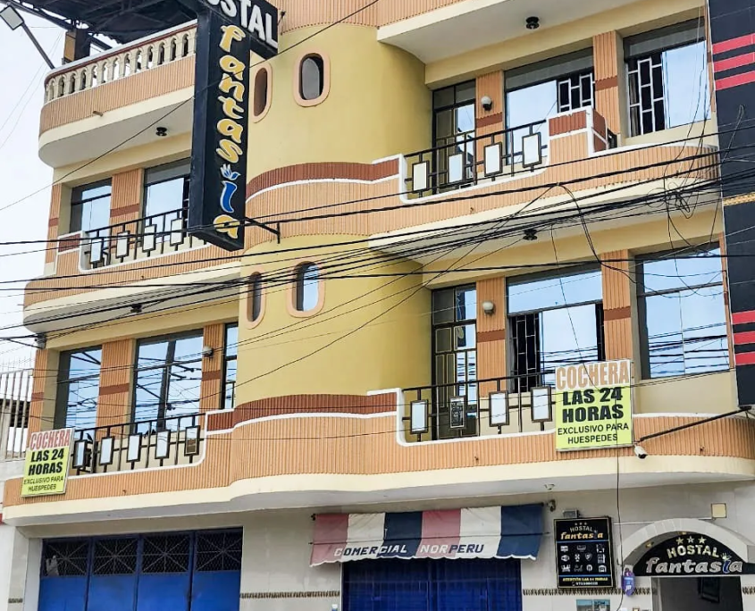 Fachada principal de Hostal Fantasía en Tumbes